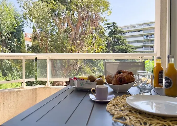 Avec Terrasse Et Vue Arboree *