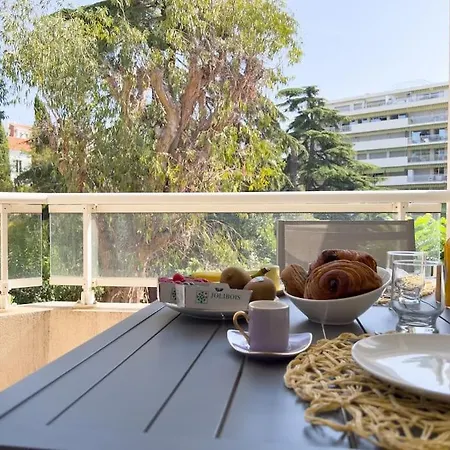 Avec Terrasse Et Vue Arboree *